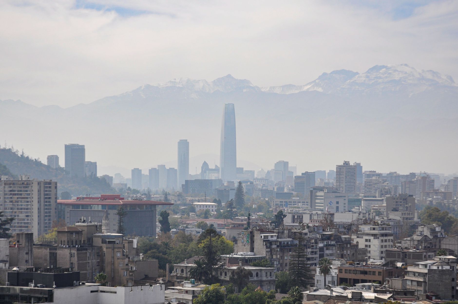 Vista del distrito financiero de Las Condes, Santiago, con la cordillera de los Andes