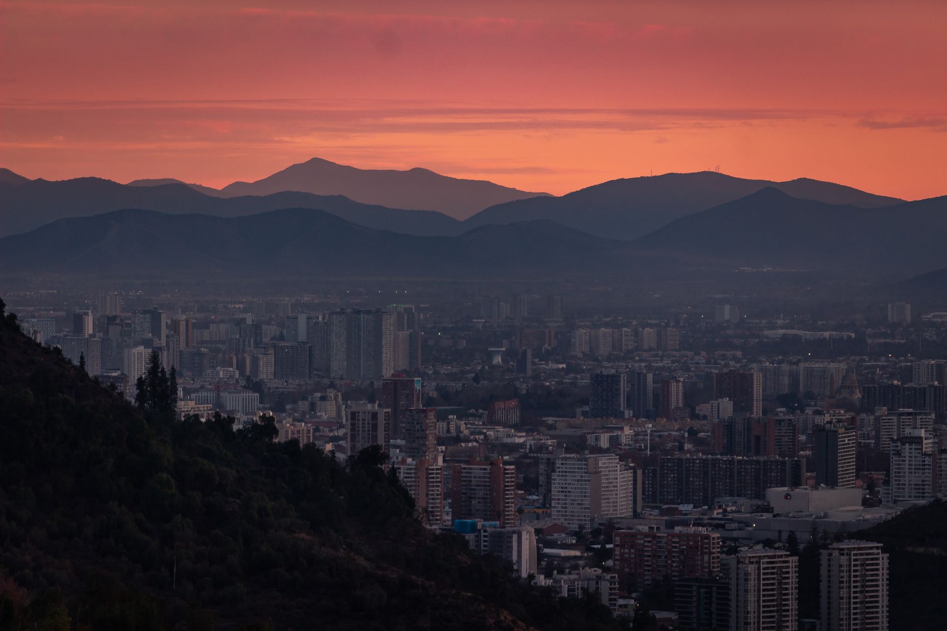 Atardecer sobre Santiago y la cordillera